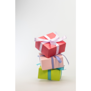 Te-au pus prietenii tăi nași la copilul lor? Află ACUM ce cadouri îi poți face de ziua lui!