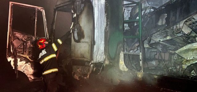 Un automarfar cu 8 autoturisme a ars pe autostrada Timișoara-Nădlac
