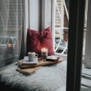Cum să-ți transformi camera de zi într-un spațiu confortabil sau cozy