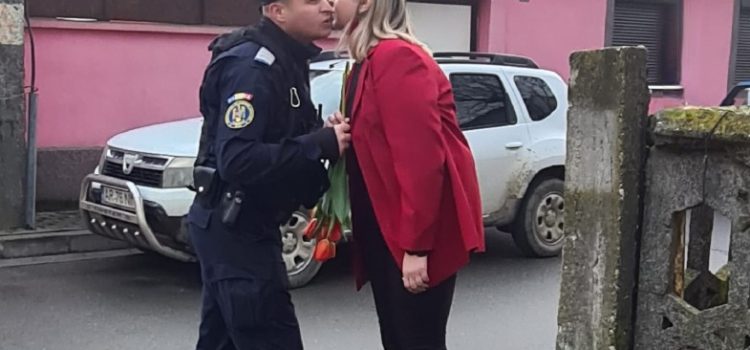 Jandarmii din orașul Lipova au oferit lalele roșii doamnelor și domnișoarelor de 8 martie
