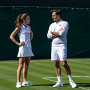 Kate Middleton uimește cu ținuta marca Wimbledon în timp ce iese pe teren cu Roger Federer