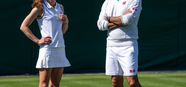 Kate Middleton uimește cu ținuta marca Wimbledon în timp ce iese pe teren cu Roger Federer
