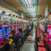 Cazinouri fizice sau virtuale? Care este cea mai bună variantă