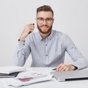 Ochelari cu ramă metalică: eleganță și durabilitate într-un singur pachet