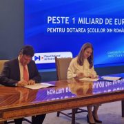 Sute de săli de clasă din județul Arad vor fi dotate din fonduri europene