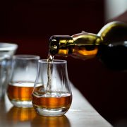 Pași pentru a deveni un cunoscător al artei degustării whisky-ului
