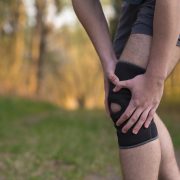 5 soluții pentru ameliorarea durerilor de genunchi