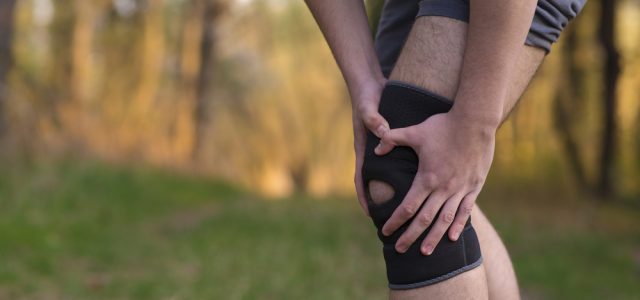 5 soluții pentru ameliorarea durerilor de genunchi