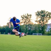 Ascensiunea pe Terenul de Fotbal: Alegerea Echipamentului Potrivit
