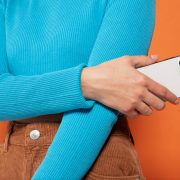 Decor care aduce o atmosferă „warm” și „cozy” în locuința ta – principalele elemente de care ai nevoie