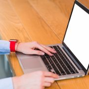 Tinerii sub 30 de ani și votanții AUR, cei mai activi în politică pe internet