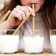 Laptele – ingredient indispensabil în bucătărie și nu numai. Descoperă cele mai neobișnuite utilizări ale laptelui