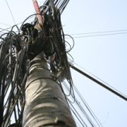 Un arădean a lăsat mai multe străzi din Vladimirescu fără internet, după ce a furat cutiile cu echipamente electronice de pe stâlpi