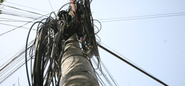 Un arădean a lăsat mai multe străzi din Vladimirescu fără internet, după ce a furat cutiile cu echipamente electronice de pe stâlpi
