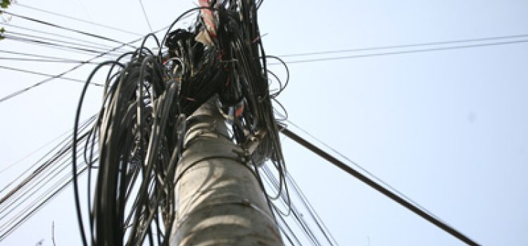 Un arădean a lăsat mai multe străzi din Vladimirescu fără internet, după ce a furat cutiile cu echipamente electronice de pe stâlpi