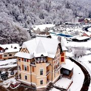 Grad de rezervare de 90% în Moneasa, de Revelion, dar numărul locurilor de cazare s-a redus