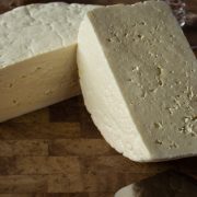 Un sortiment de brânză a fost retras de la comercializare dintr-un lanț de supermarketuri