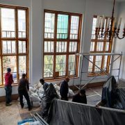 Toate ferestrele Bibliotecii şi Muzeului de artă sunt restaurate de Consiliul Judeţean