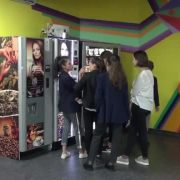 Ministerul Sănătății vrea interzicerea de dulciuri, sucuri și junk food, la chioșcurile din școli