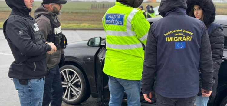 Zece străini, scoși din țară sub escortă și cu interdicție de a reveni cinci ani