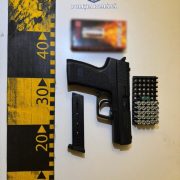 Focuri de armă pe o stradă din municipiu. Un tânăr de 21 de ani a fost reținut de polițiști