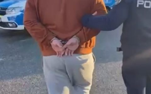 Mașină încendiată în Chisindia. Un tânăr de 20 de ani a fost reținut de polițiști