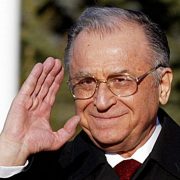 Ion Iliescu, ținut în viață de aparate la terapie intensivă