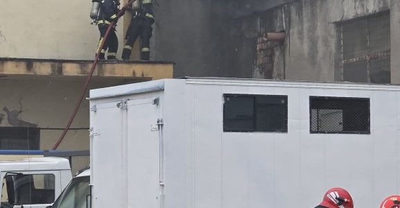 Incendiu la fosta fabrică Indagrara. A fost emis un mesaj de avertizare prin sistemul RO-ALERT