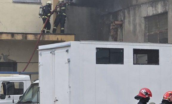 Incendiu la fosta fabrică Indagrara. A fost emis un mesaj de avertizare prin sistemul RO-ALERT