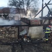 Incendiu într-o gospodărie din Groșeni. Pompierii au luptat 7 ore cu flăcările