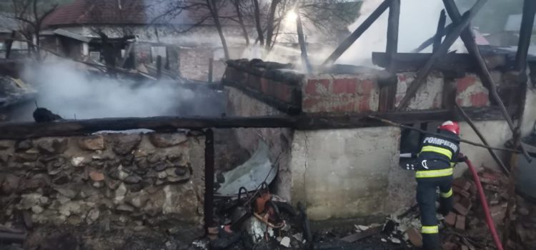 Incendiu într-o gospodărie din Groșeni. Pompierii au luptat 7 ore cu flăcările