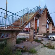 Începe demolarea pasarelei pietonale din stația CFR Aradul Nou