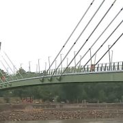 Cuplurile de îndrăgostiți au legat sute de lacăte ale iubirii pe pasarela care duce spre ștrand