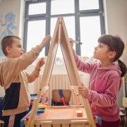 Investiție în educația timpurie în județul Arad:  2.100 de copii, 229 de părinți și 41 de educatori beneficiază de sprijin integrat prin programul „Start în educație”