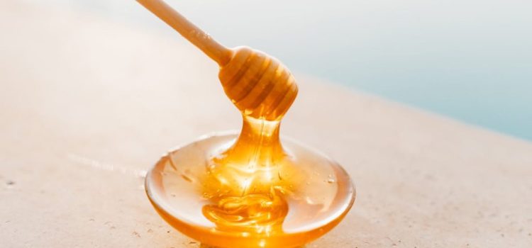 La ce vârstă poți introduce mierea de Manuka în dieta copilului tău: ghid complet