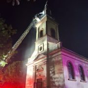 Incendiu la turla Bisericii ortodoxe din Luguzău, provocat de un trăsnet