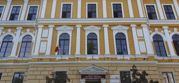 Sute de elevi nu pot folosi curtea Colegiului Elena Ghiba Birta, din cauza unei gropi abandonate de constructor