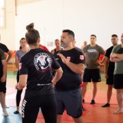 Jandarmii arădeni își perfecționează tehnicile de autoapărare alături de instructorii CS Dinamo