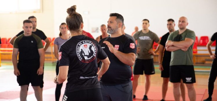 Jandarmii arădeni își perfecționează tehnicile de autoapărare alături de instructorii CS Dinamo