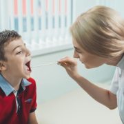 Infecția streptococică la copii și adulți: cum o recunoști și tratezi eficient