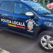 Cerșetor din Arad, agresiv cu oamenii care nu-i dădeau bani. Când au venit polițiștii, s-a dezbrăcat complet