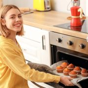 Îți place să faci prăjituri și pâine acasă? Iată cum să-ți alegi un cuptor pe măsură