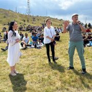 Un arădean și-a cerut iubita în căsătorie, la Târgul de Fete de pe Muntele Găina