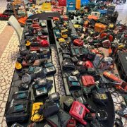 Echipamente de construcții în valoare de 40.000 euro, fără acte de proveniență, depistate într-un microbuz, la Nădlac