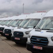 Consiliul Județean Arad predă 26 de microbuze electrice școlilor din județ