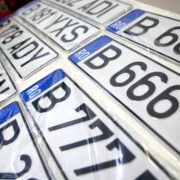 Șoferii scapă de drumurile la ghișeu: Plăcuțele de înmatriculare vor veni direct la ușă