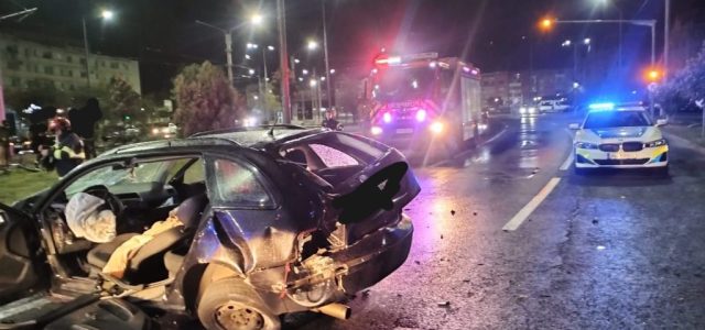Accident grav în zona gării din Arad! Autoturism zdrobit de copac, două victime la spital