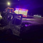 O camionetă care transporta trei autoturisme s-a făcut scrum, pe autostrada A1, în apropiere de Pecica