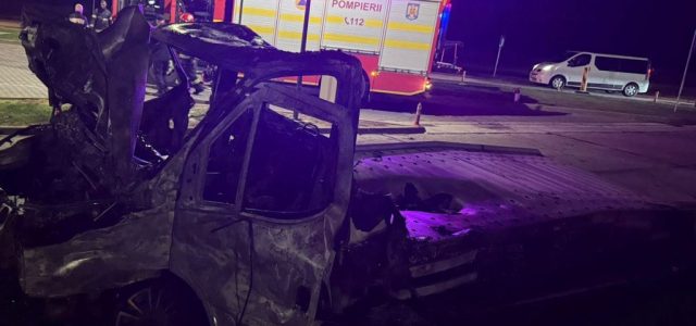 O camionetă care transporta trei autoturisme s-a făcut scrum, pe autostrada A1, în apropiere de Pecica