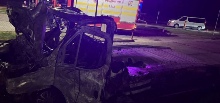 O camionetă care transporta trei autoturisme s-a făcut scrum, pe autostrada A1, în apropiere de Pecica